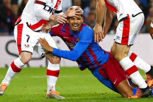 ep-304249918-2 Barcelona's Ronald Araujo, centre, challenges for the ball during a Spanish La Liga soccer match between FC Barcelona and Rayo Vallecano at the Camp Nou stadium in Barcelona, Spain, Sunday, April 24, 2022.